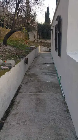 Zum Verkauf steht ein Haus mit großem Grundstück in Dobrota,